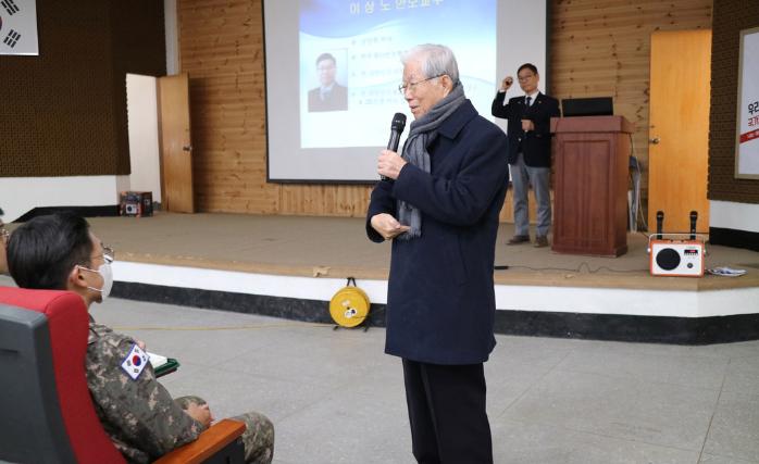 6·25참전용사가 부대 안보교육관에서  ‘6·25전쟁 75주년, 대한민국을 지킨 호국영웅’을 주제로 강연하고 있다.