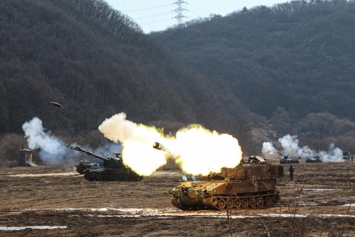 육군9보병사단 K55A1 자주포가 19일 경기 파주시 무건리 일대 훈련장에서 사격 후 진지 변환(Shoot & Scoot) 전술을 적용한 포탄사격훈련을 하고 있다. 