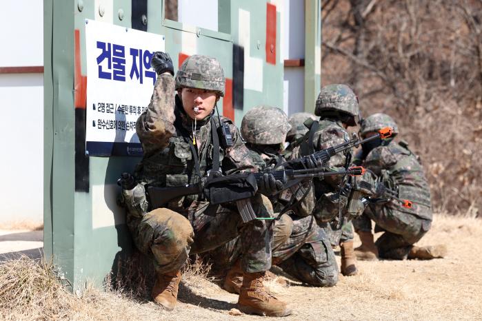 적기 출현 시 행동절차를 익히는 예비생도들.