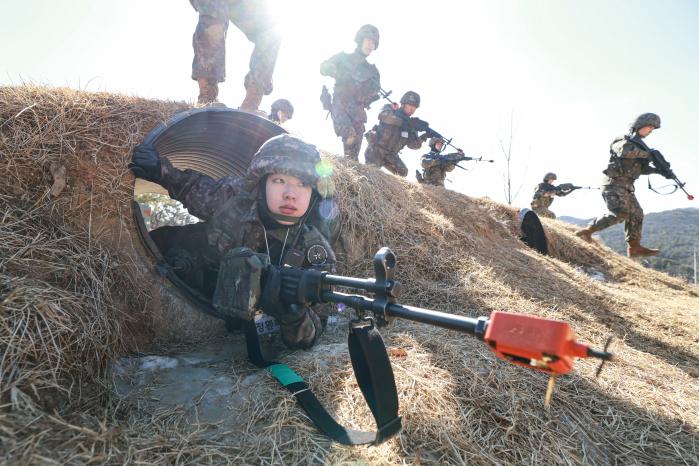 예비생도들이 장애물을 극복하는 모습.