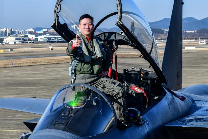 ‘2024년 공군 최우수 조종사’에 선정된 F-15K 조종사 조성민 소령. 공군 제공