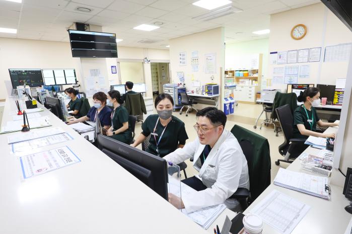 수도병원 외상병동 스테이션에서 업무를 보고 있는 의료진.