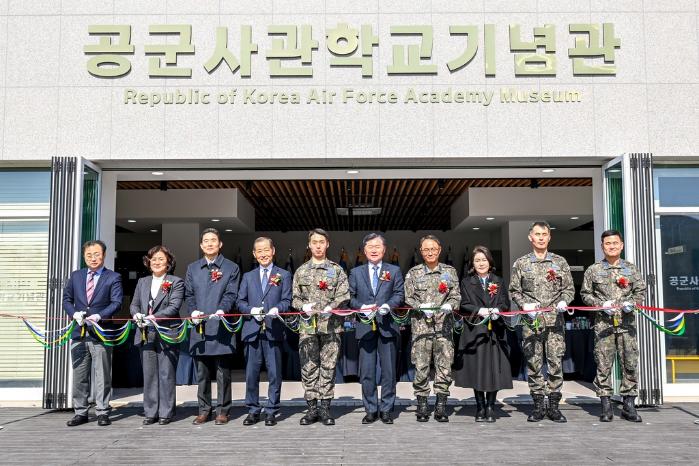 지난 21일 공군사관학교 기념관 개관식 참석자들이 테이프 커팅을 하고 있다. 부대 제공