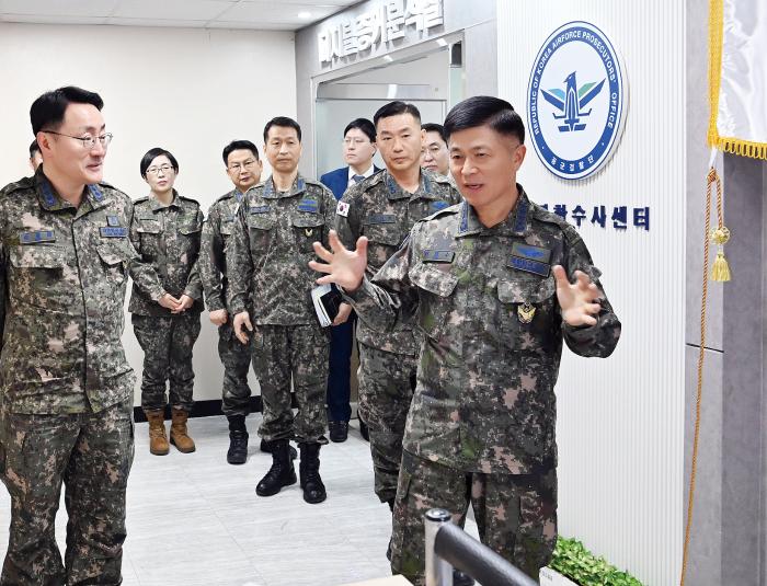 이영수(오른쪽) 공군참모총장이 지난 21일 충남 계룡대 공군본부에 개소한 ‘마약범죄수사센터’을 둘러보며 김형찬(왼쪽) 센터장에게 군 내 마약범죄 근절에 힘써 줄 것을 당부하고 있다. 공군 제공