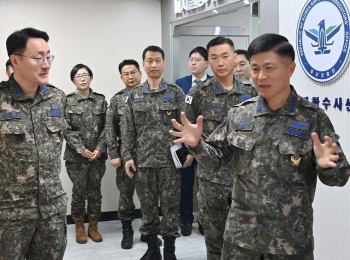 이영수(오른쪽) 공군참모총장이 21일 충남 계룡대 공분본부에 개소한 ‘마약범죄수사센터’을 둘러보고, 김형찬(왼쪽) 마약수사센터장에게 군 내 마약범죄 근절에 힘써 줄 것을 당부하고 있다. 공군 제공