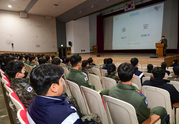 21일 공군15특수임무비행 기지강당에서 초급간부들이 보안교육을 듣고 있다. 사진 제공=김동범 상사(진)