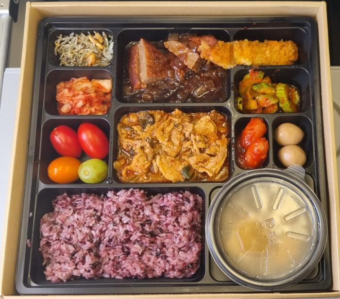 KC-330 다목적 공중급유수송기 기내식.
