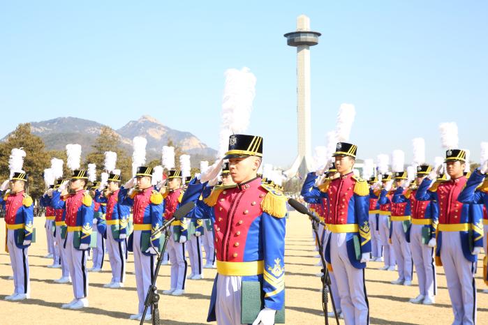 육군사관학교 85기 신입 생도들이 지난 21일 화랑연병장에서 열린 입학식에서 경례하고 있다. 부대 제공
