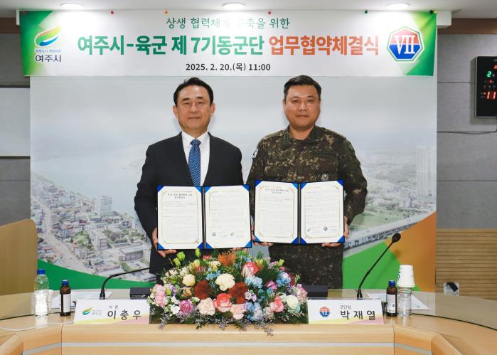 박재열(오른쪽) 육군7기동군단장과 이충우 여주시장이 ‘민·군 상생 협력체계 구축 업무협약’을 체결했다. 사진 제공=김형우 군무주무관
