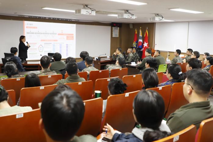 육군1군수지원여단 관계자들이 지난 21일 군수지원업무 발전방안 모색 차원에서 인공지능 솔루션 전문가 교육을 경청하고 있다. 부대 제공