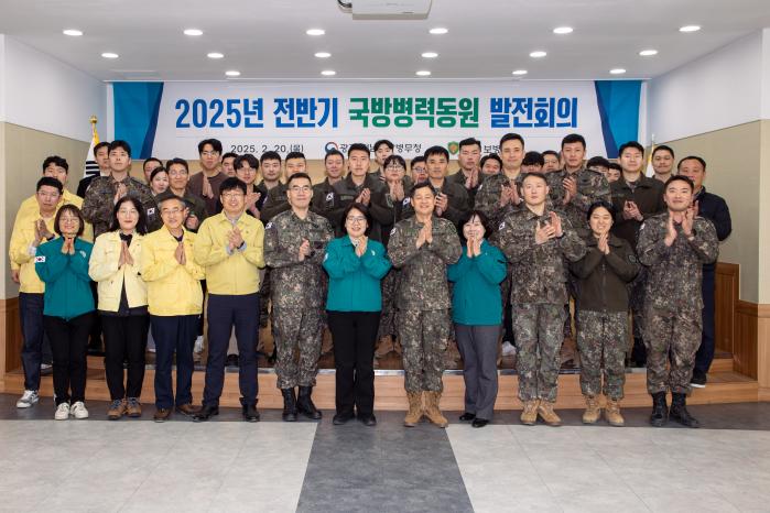 이일용(맨 앞줄 오른쪽 다섯째) 육군31보병사단장, 홍승미(맨 앞줄 가운데) 광주·전남지방병무청장 등이 ‘2025년 전반기 국방병력동원 발전회의’ 시작 전 기념촬영하고 있다. 부대 제공