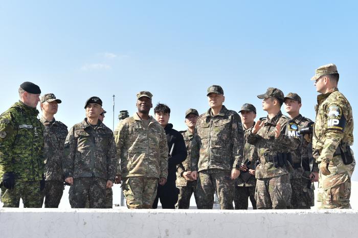 김명수(앞줄 오른쪽 세번째) 합참의장이 제이비어 브런슨(앞줄 오른쪽 네번째) 유엔군사령관·한미연합군사령관·주한미군사령관, 강신철(왼쪽 세번째) 한미연합군사령부 부사령관과 함께 판문점 공동경비구역(JSA)을 방문해 작전태세를 점검하고 있다. 합참 제공