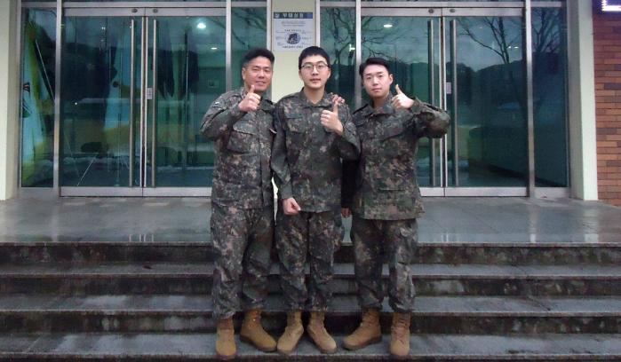 육군39보병사단 용호여단 김기현(가운데) 병장이 전술행군을 마친뒤 지휘관·부대원과 마지막 기념촬영을 하고있다.
