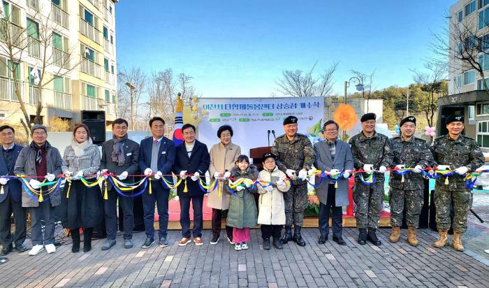 24일 육군7기동군단 군인아파트에서 열린 다함께돌봄센터 상승점 개소식에서 박재열(중장·오른쪽 다섯째 ) 군단장을 비롯한 참석자들이 테이프를 자르고 있다. 부대 제공