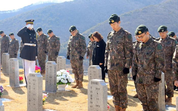 육군50보병사단 화랑여단 장병들이 국립영천호국원서 열린 체험형 정신전력교육 중 순국선열들의 희생을 기리며 묵념하고 있다. 부대 제공