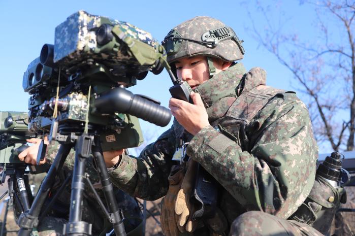 육군6보병사단 초산여단이 개최한 화력 운용능력 배양 훈련 중 참가자가 관측장비를 이용해 확인한 표적 정보를 전달하고 있다. 부대 제공