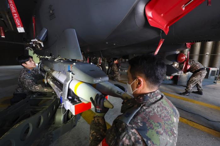 공군11전투비행단 장병들이 24일 진행된 25-1차 전투태세훈련(ORE)에서 최대무장장착 훈련을 하고 있다. 이경원 기자