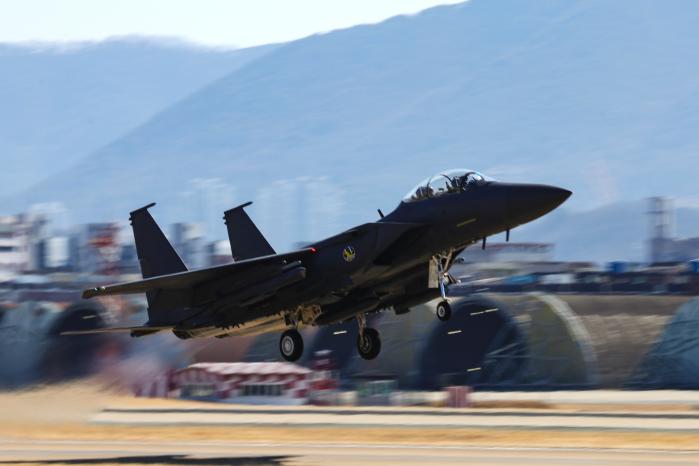 공군11전투비행단 F-15K 전투기가 24일 전개된 25-1차 전투태세훈련(ORE)에서 최단시간 내 임무에 재투입되는 긴급 재출동 훈련의 하나로 이륙하고 있다. 부대는 오는 27일까지 계속하는 ORE를 통해 어떤 상황에서도 항공작전태세를 빈틈없이 유지하는 임무 수행 능력을 강화할 계획이다. 