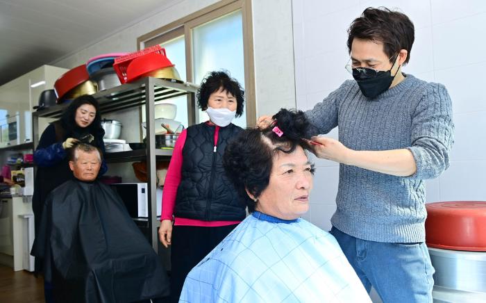 공군3훈련비행단 이·미용 담당 군무원들이 지역 어르신들의 머리를 다듬고 있다. 사진 제공=전미화 상사
