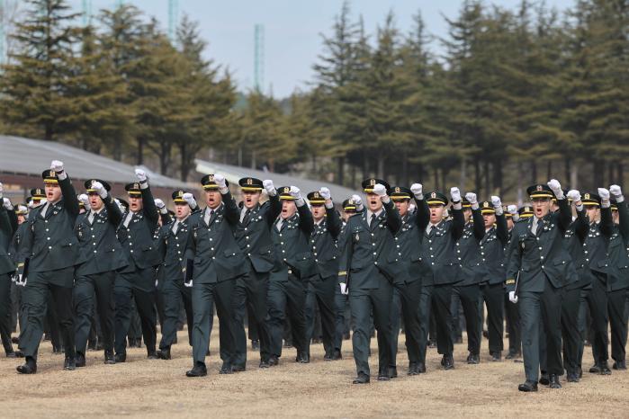 3사 60기 신임 소위들이 임무에 매진할 것을 다짐하며 행진하고 있다.