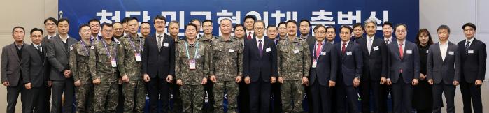 26일 부산 벡스코에서 열린 첨단 민군협력 업무협약식에서 주요 참석자들이 기념촬영을 하고 있다. 육군 제공