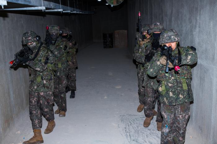 육군35보병사단 기동대대 장병들이 부대 인근 도시지역작전훈련장에서 쌍방전투훈련을 하고 있다. 부대 제공