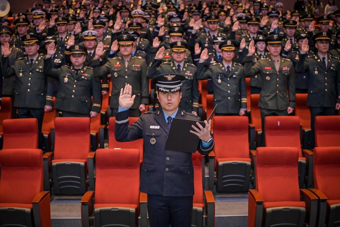 26일 충남 논산시 국방대 본교 컨벤션센터에서 열린 ‘2025학년도 학위과정 입학식’에서 강윤호 공군소령이 대표로 선서문을 낭독하고 있다. 국방대 제공