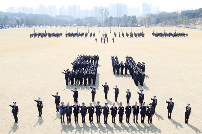 26일 열린 ‘제54기 항공과학고등학교 졸업 및 임관식’에서 신임 부사관들이 ‘54기’를 상징하는 숫자 대형을 이뤄 기념 촬영을 하고 있다. 사진 제공=안재경 준위