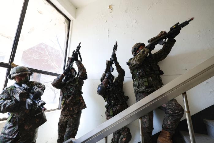 최우수 중대 선발전에 도전장을 낸 육군55보병사단 장병들이 26일 경기 용인시 옛 경찰대 건물에서 대항군을 상대로 방어작전을 하고 있다. 이경원 기자
