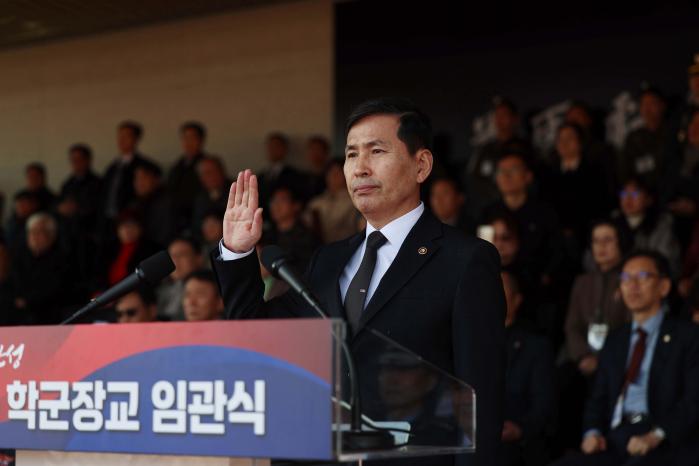 2025년 대한민국 학군장교 임관식을 주관한 김선호 국방부 장관 직무대행.