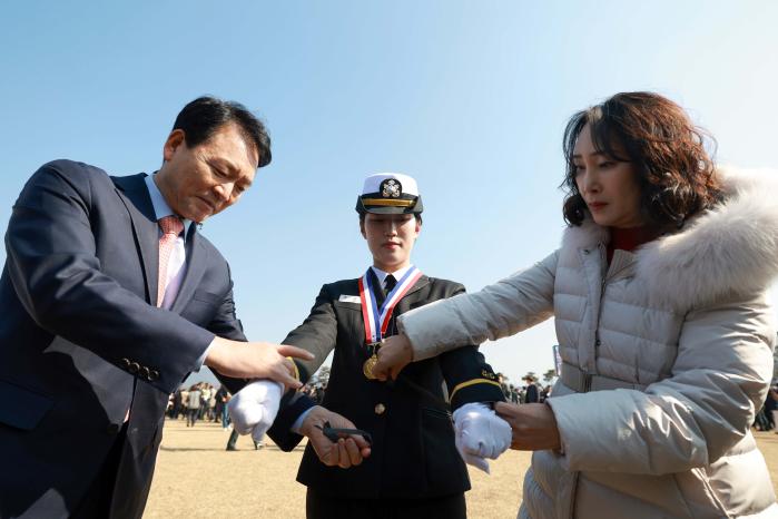 성일종(왼쪽) 국회 국방위원장이 조시은 해군소위에게 계급장을 달아주고 있다.