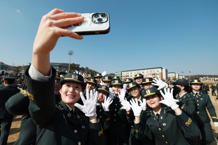 행복한 임관의 순간을 사진으로 기록하고 있는 신임장교들.