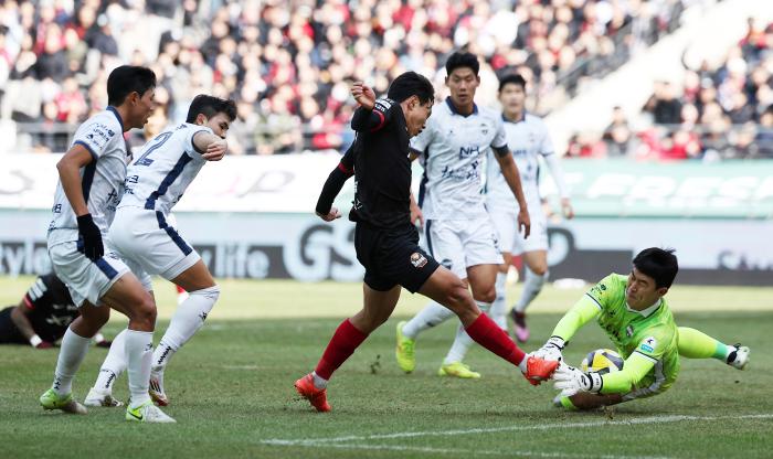 3일 서울 마포구 서울월드컵경기장에서 열린 하나은행 K리그1 2025 FC서울과 김천 상무 FC의 경기에서 FC서울 조영욱의 슛을 김천 상무 FC 골키퍼 김동헌 병장이 막아내고 있다. 연합뉴스