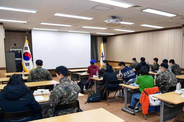 공군15특수임무비행단 교육봉사 동아리 장병들이 서울시 강남구 세곡동 주민센터에서 학생들에게 교육 봉사를 하고 있다. 사진 제공=김동범 상사(진)