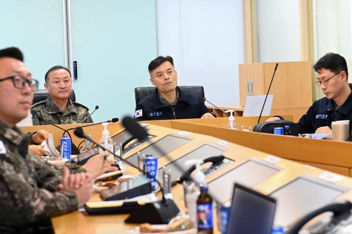공군17전투비행단에서 4일 열린 ‘공·육 합동 기지방호작전 전술토의’에서 서광무(오른쪽 둘째) 17전비 단장 등 참석자들이 합동작전 발전 방안을 모색하고 있다. 사진 제공=장민정 하사