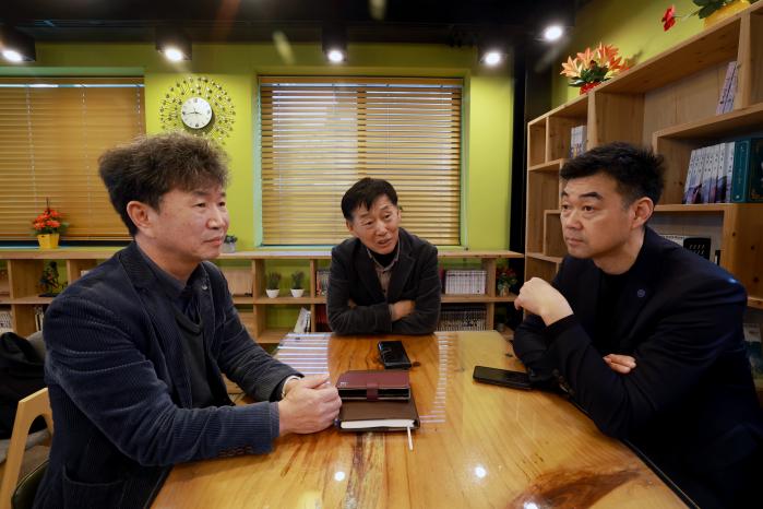 국방일보와 인터뷰하는 함대사랑회 회원들.
