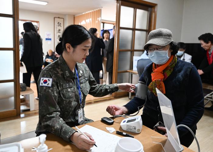 동해시 주민을 대상으로 의료봉사 활동을 하는 장병. 부대 제공