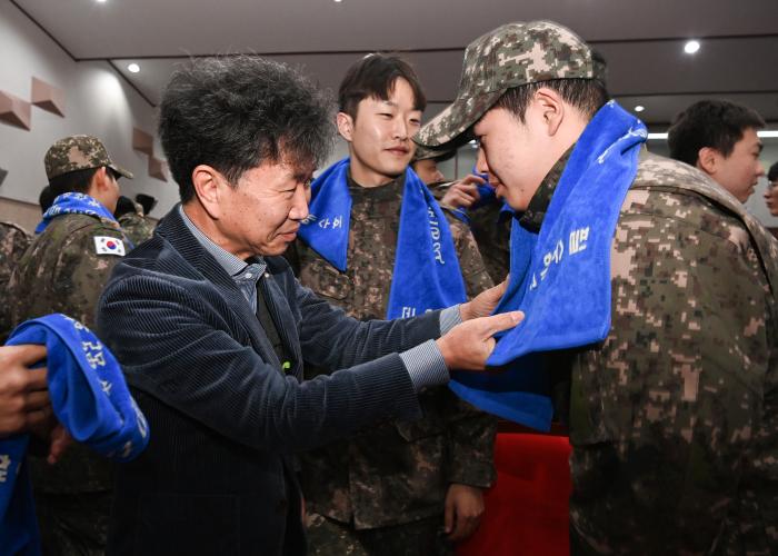 전역 장병에게 스카프를 매주며 격려하는 정연국 회장. 부대 제공