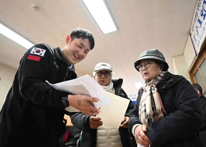 동해시 주민을 대상으로 의료봉사 활동을 하는 장병. 부대 제공