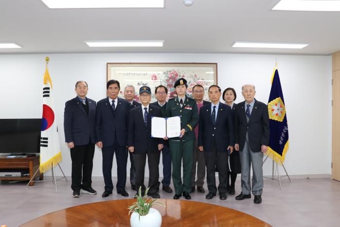 손희원(앞줄 왼쪽 셋째) 6·25참전유공자회장이 기부금을 전달한 박보람(앞줄 오른쪽 셋째) 씨와 기념촬영을 하고 있다.