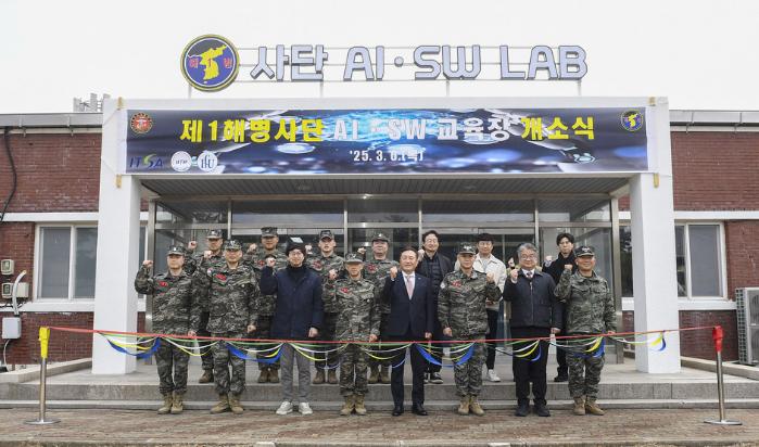 6일 개최된 해병대1사단 인공지능(AI)·소프트웨어(SW) 교육장 개소식에서 이호종(앞줄 왼쪽 넷째) 사단장 등 참석자들이 테이프를 자르고 있다. 부대 제공