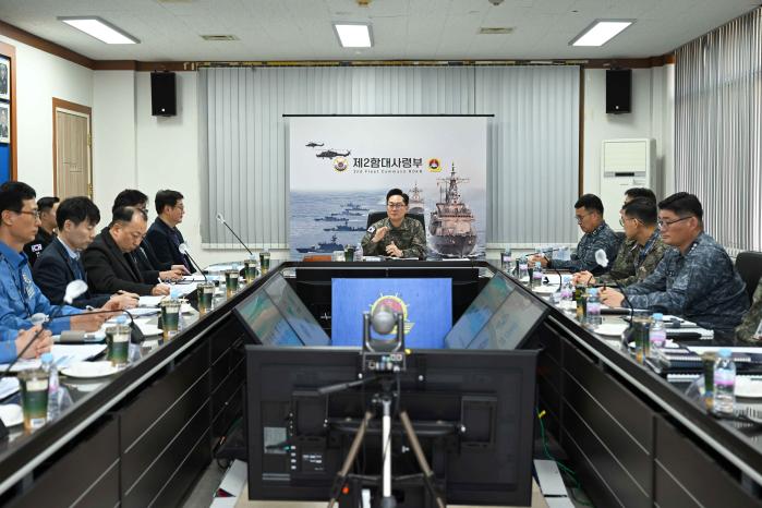 6일 해군2함대 대회의실에서 열린 전반기 꽃게 성어기 대비 협업회의에서 관계관들이 협력 방안을 논의하고 있다. 사진 제공=황정민 하사