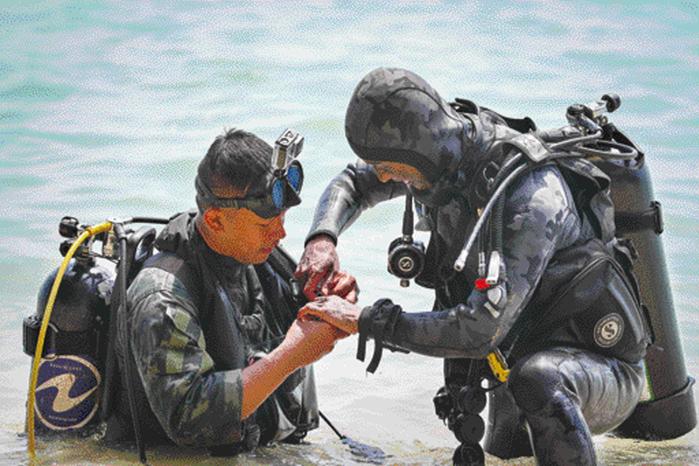 한국·태국 ‘원팀 정신’ 우리 해병대 수색대대 장병(오른쪽)이 태국 수색부대원의 수중 장비를 점검하는 모습.