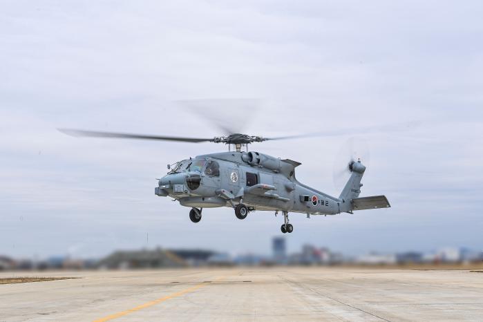 MH-60R 해상작전헬기가 5일 해군2함대에서 시험비행하고 있다. 해군 제공