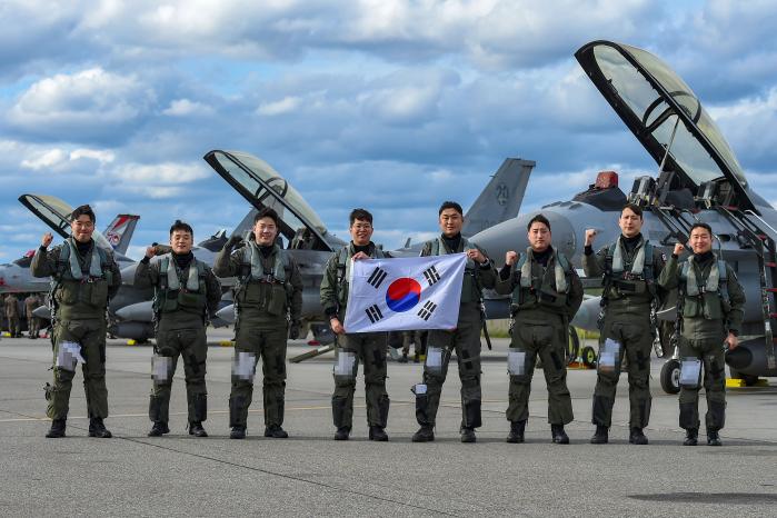 태평양을 논스톱 비행해 온 KF-16 전투기 조종사들의 아일슨 공군기지 착륙 직후 모습. 공군 제공