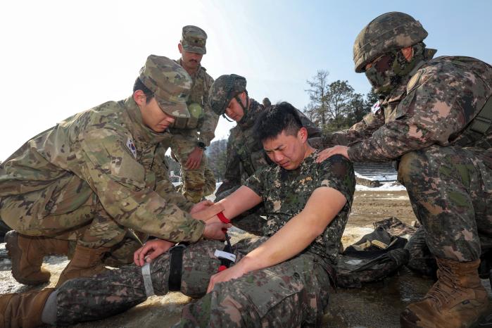 육군15보병사단 전차대대 장병들이 미 스트라이커여단 교관으로부터 전투인명구조 최종 평가를 받고 있다. 양동욱 기자