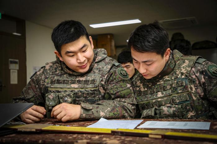 육군7포병여단이 지난 5일과 6일 개최한 간부 포술경연대회에서 참가한 포대장과 전포대장이 2인1조 팀 평가를 받고 있다. 부대 제공