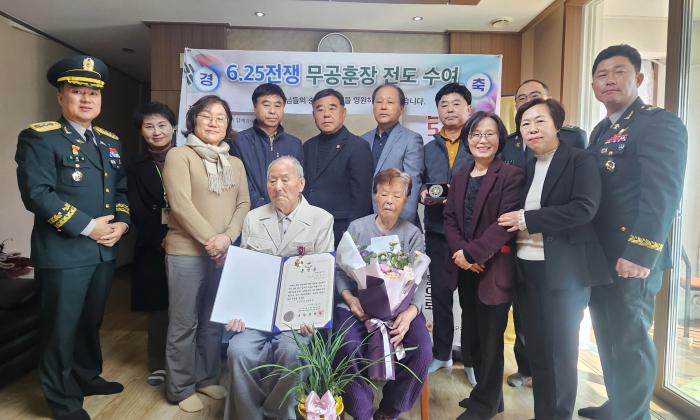 육군인사사령부 6·25무공훈장찾아주기조사단 관계자 등이 지난 7일 최동진(앞줄 왼쪽) 옹에게 화랑무공훈장을 전달한 뒤 기념사진을 찍고 있다. 부대 제공