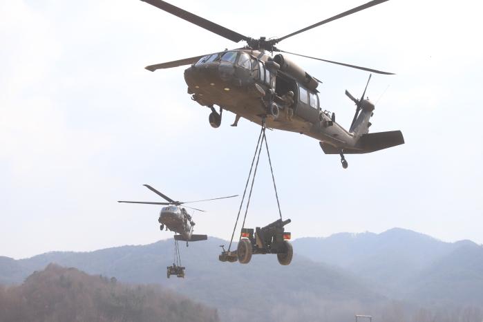 육군2신속대응사단이 실시한 한미연합 화포 인양훈련에서 미군 UH-60 블랙호크 헬기가 105㎜ 견인포를 공중으로 들어 올리고 있다. 부대 제공