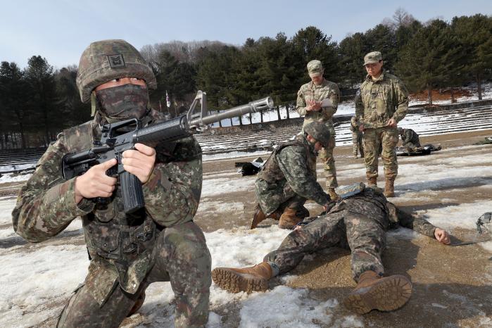 육군15보병사단 장병들이 지난 7일 사단 전차대대 주둔지에서 전투인명구조(CLS) 집체교육의 하나로 부상자 응급처치 실습을 하고 있다. 교육에는 미2사단/한미연합사단 스트라이커여단 소속 CLS 전문교관이 함께해 전문성을 높였다. 양동욱 기자